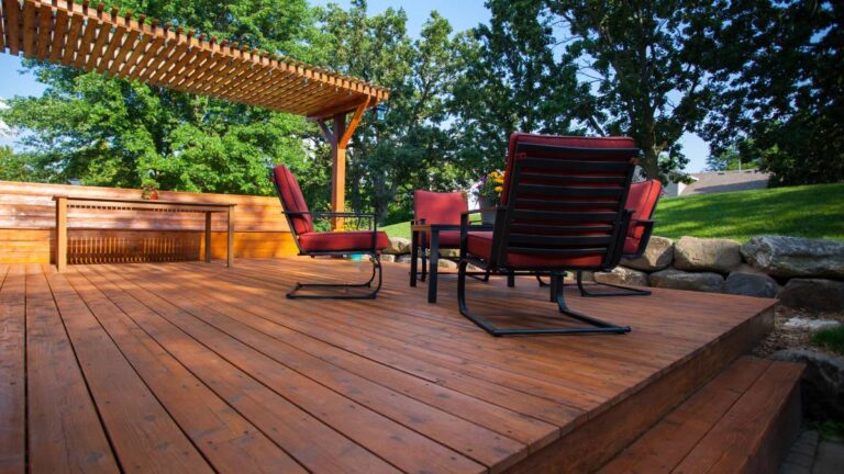 4 Tips To Make Your Backyard Deck More Inviting - Kravelv